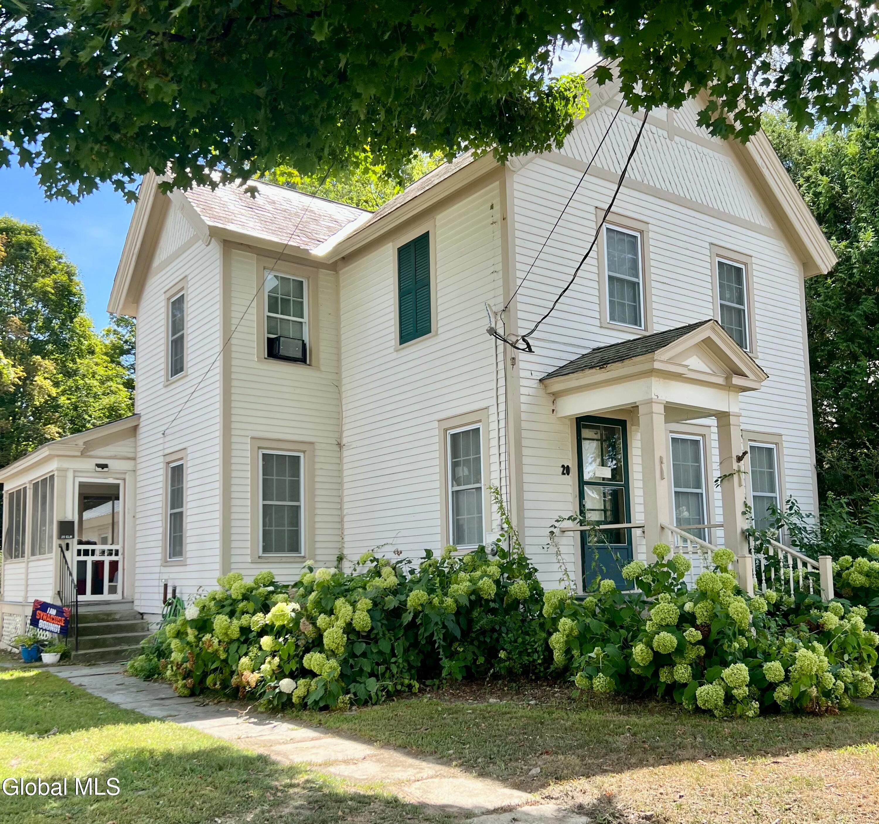 HUNT Real Estate Corporation Facebook ad: Browse these stunning new listings.