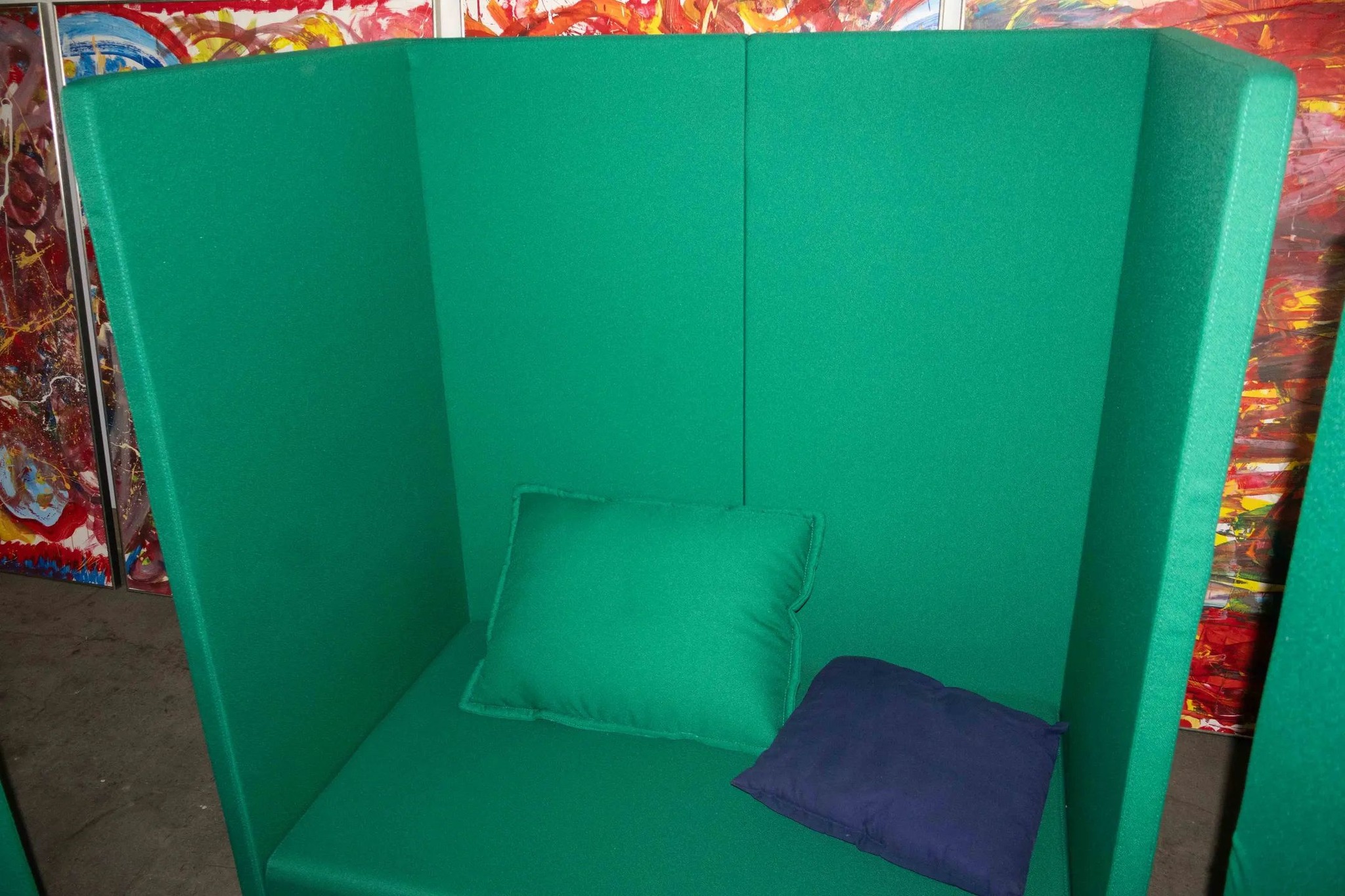 RESTLOS.com Industrieauktionen Facebook ad: ONLINEAUKTION ab 1€ - Markenbüromöbel von Vitra, USM…