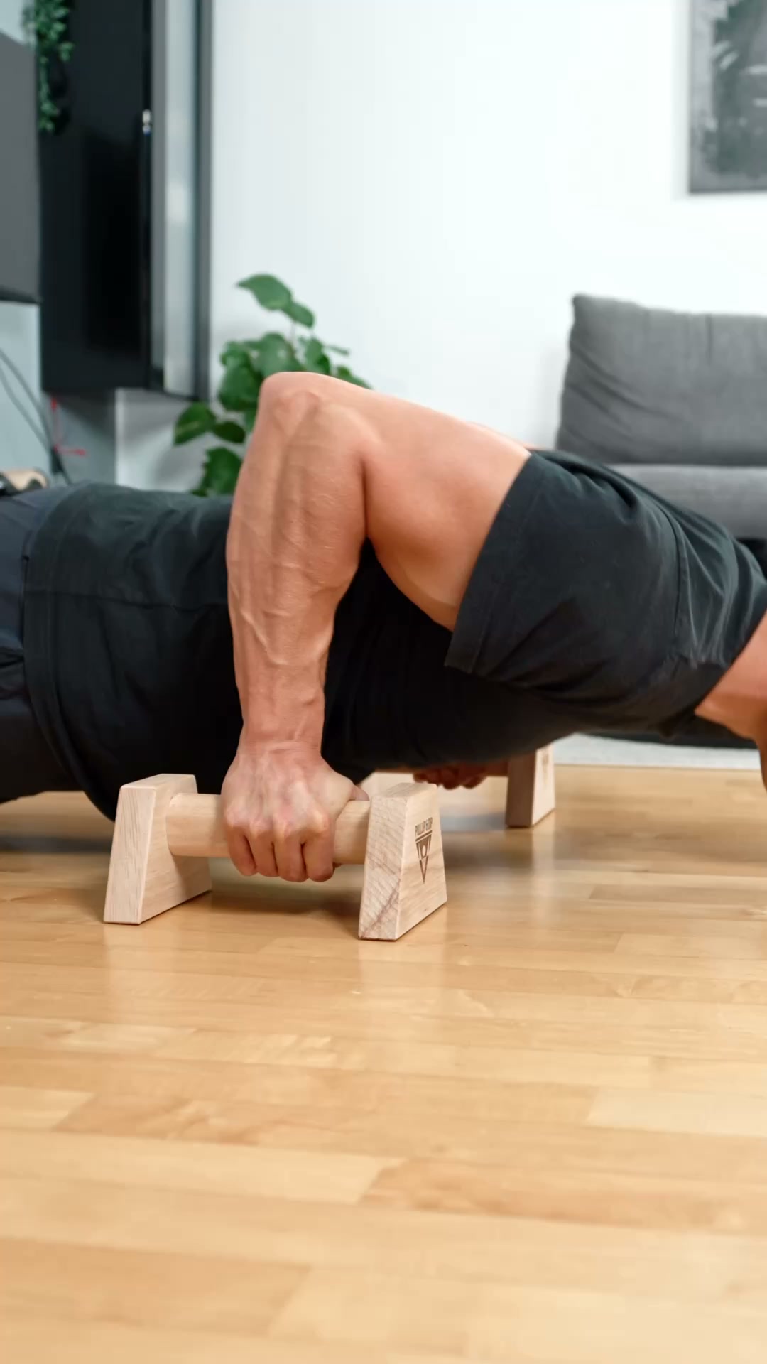 Pullup & Dip Facebook ad: Heimtraining statt volles Gym