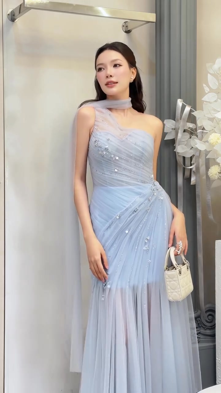 All Brand Dress Rental Facebook ad: ชุดหลักหมื่น…ไม่ต้องซื้อให้เปลือง