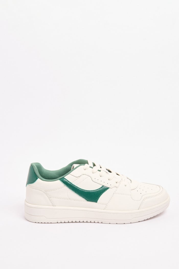 KOAJ Facebook ad: Mis tenis son mi pasaporte a la aventura.