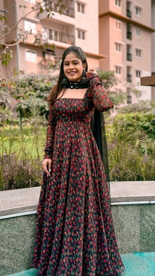cart.bag Facebook ad: Meesho saree converted into dress