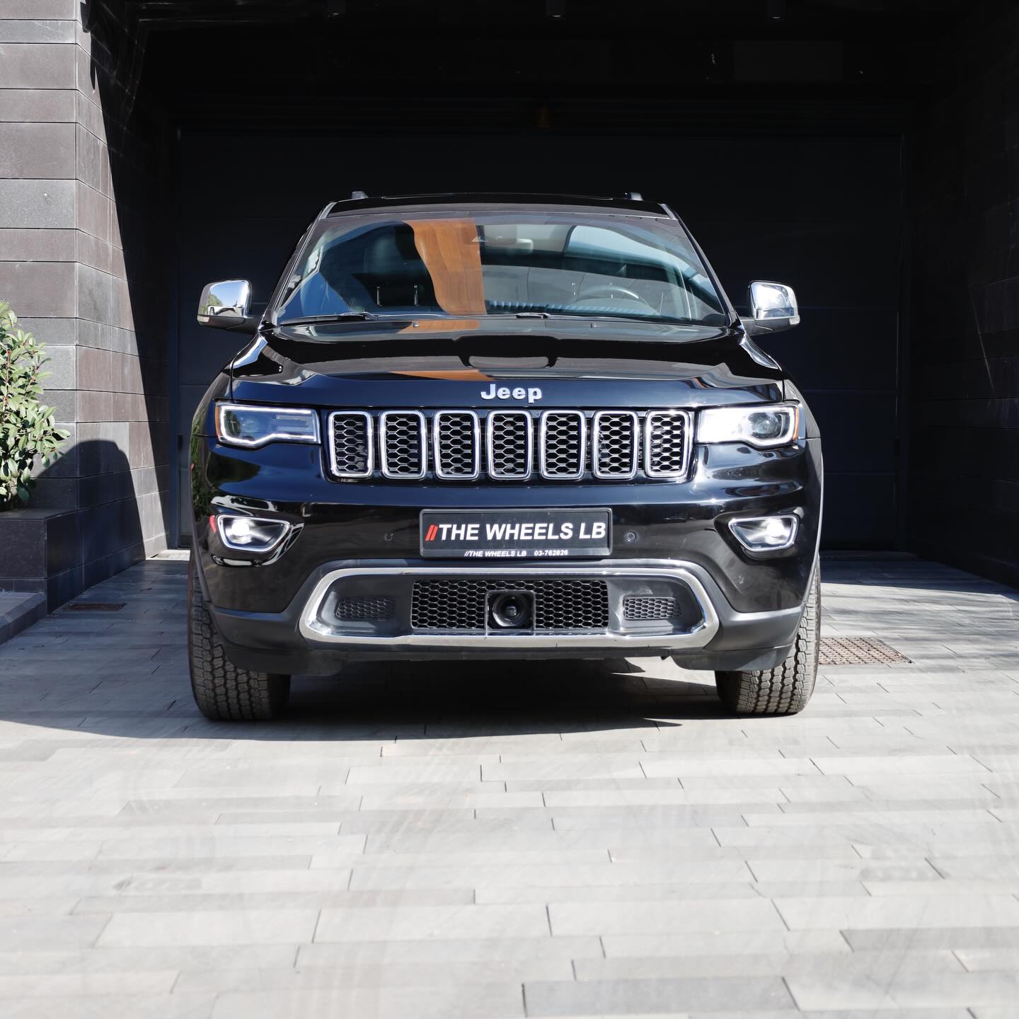 The wheels lb Facebook ad: The 2017 Jeep Grand Cherokee delivers a refined…