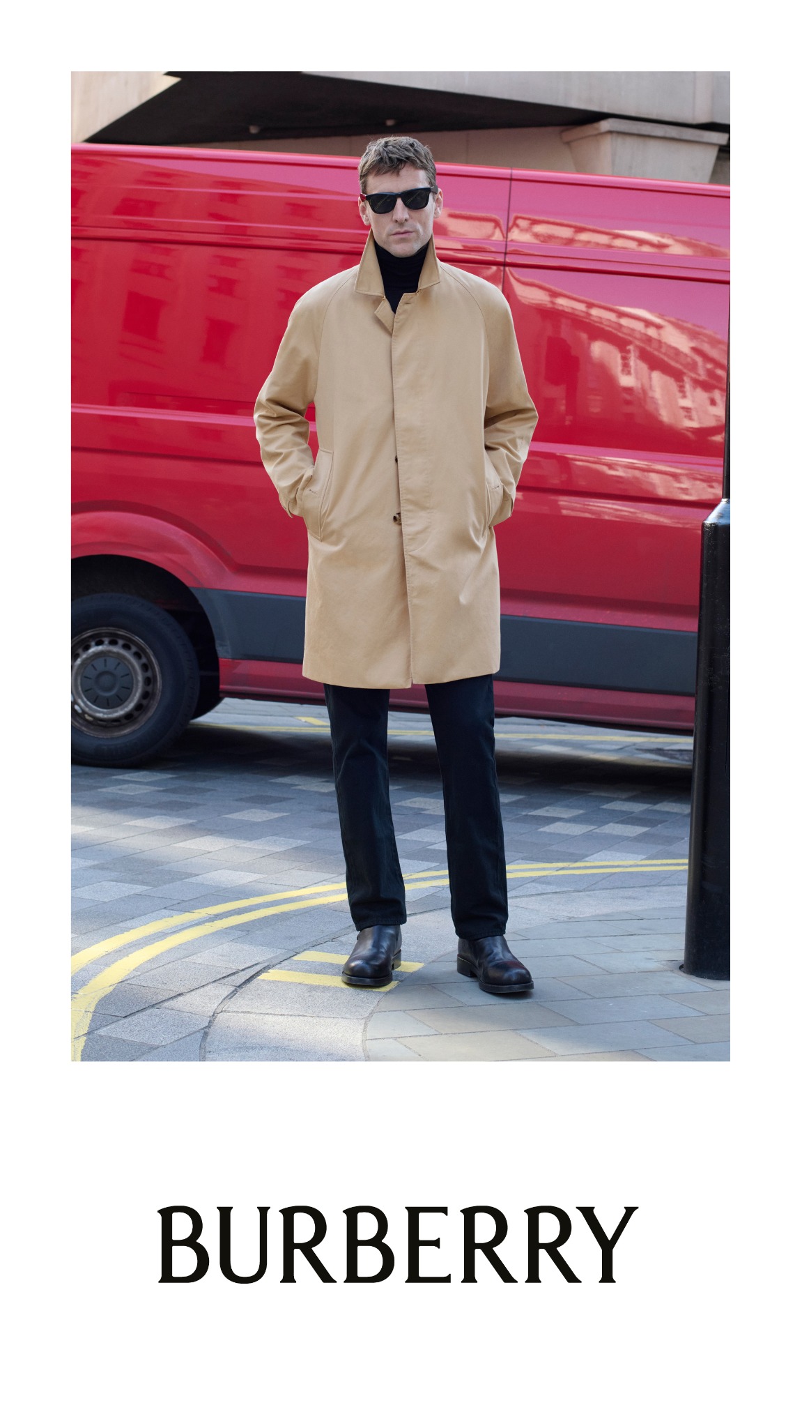 Burberry Facebook ad: 時代を超えるバーバリーのシグネチャーと、個性豊かなスタイルの融合