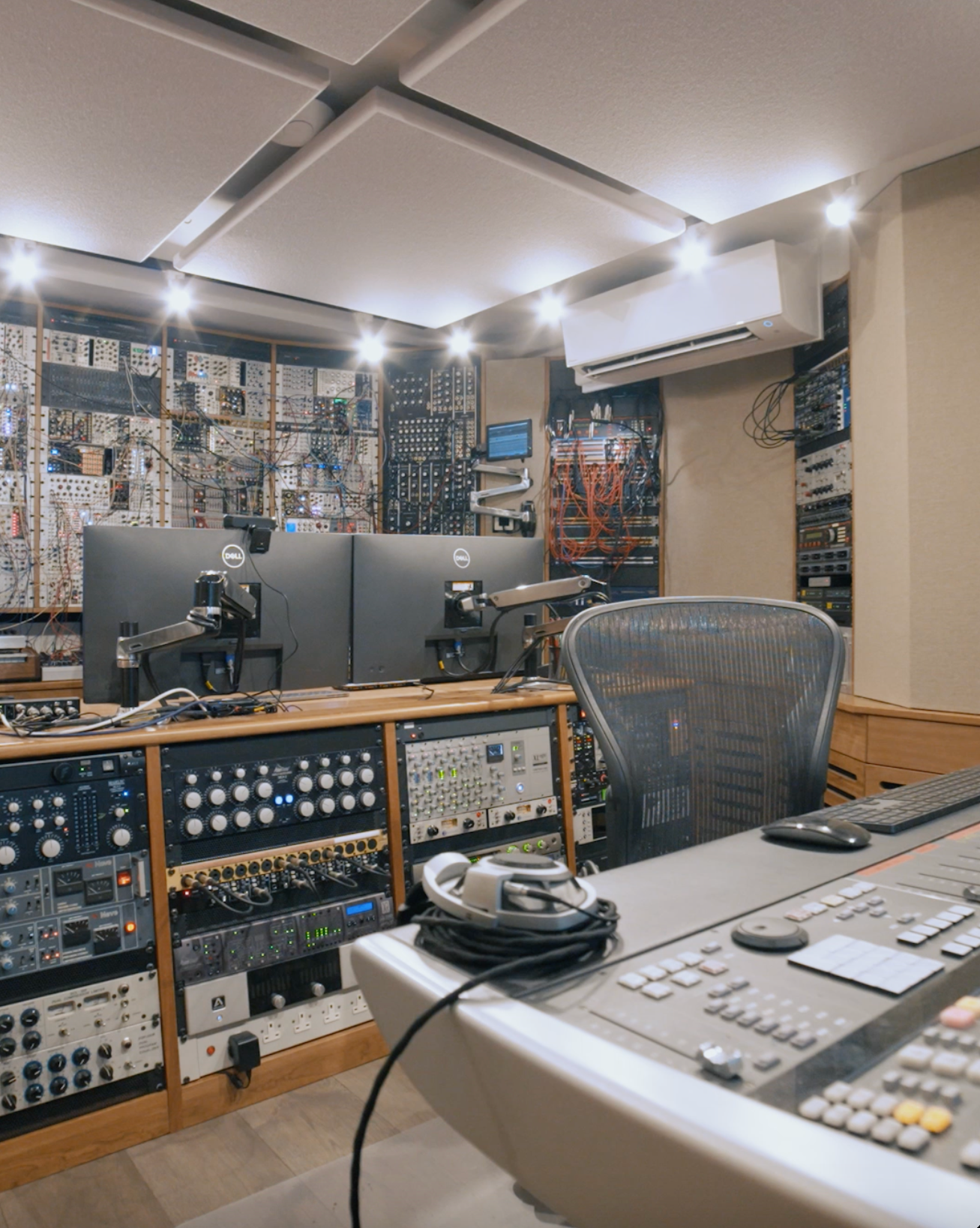 Yellow Technology Facebook ad: Looking to perfect your studio setup?