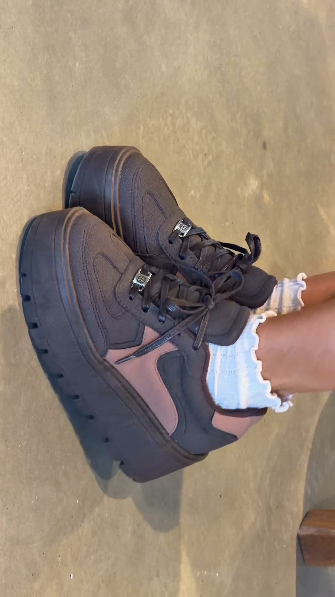 Ateneashoes_bga Facebook ad: Lo nuevo se publica primero en nuestro Instagram.