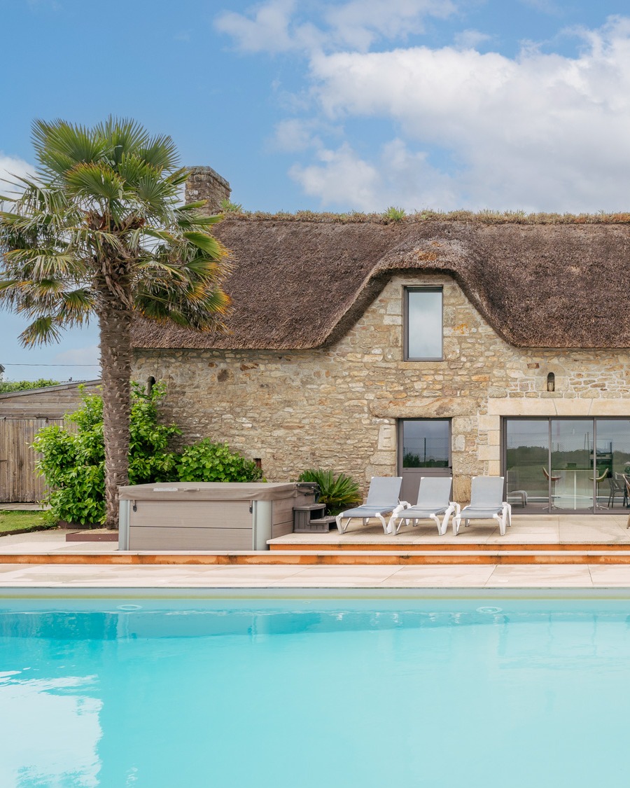 Espaces Atypiques Facebook ad: Sous son toit de chaume, cette maison a…