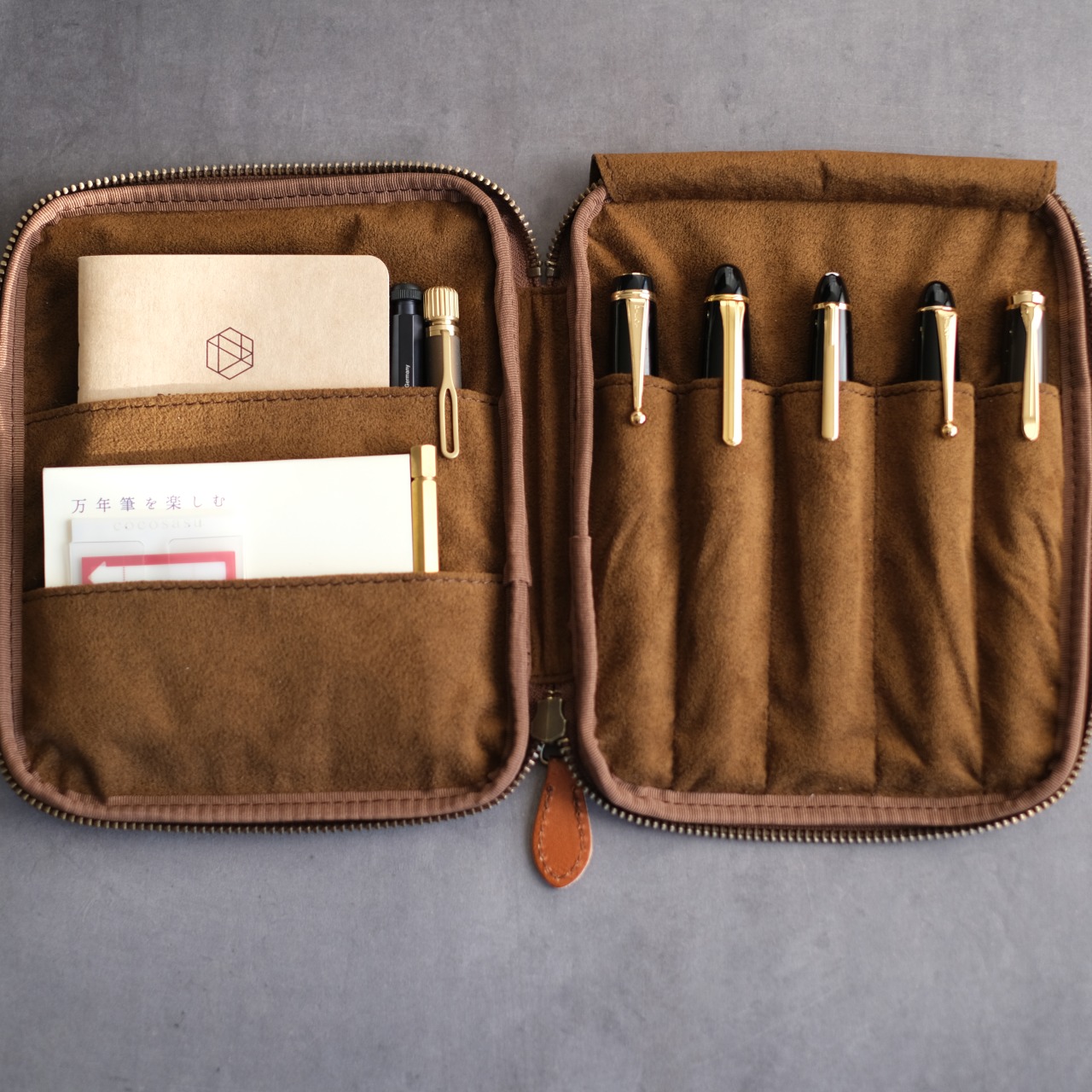 アンドリーベ 文具レザー専門店 Facebook ad: Store your favorite stationery beautifully.