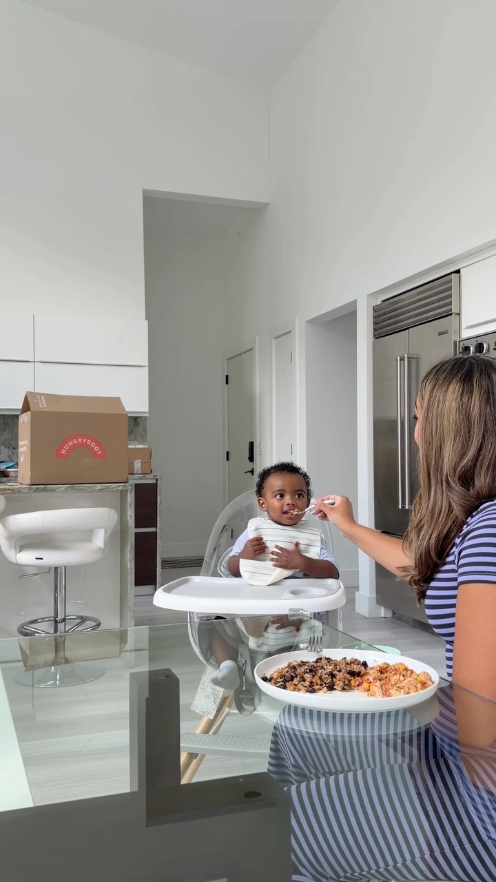 Hungryroot Facebook ad: Being a mama is already a full-time job……
