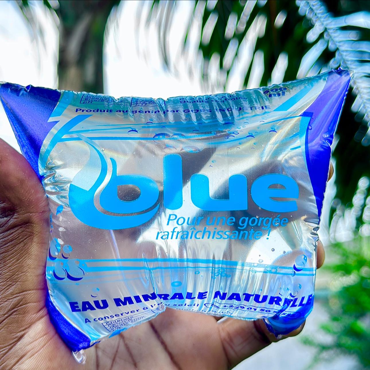 Blue, eau minérale. Facebook ad: Tout le monde parle de l'eau minérale BLUE!