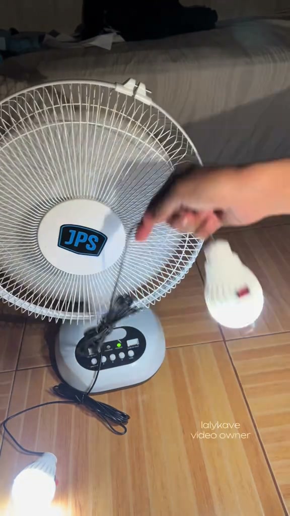 Hannah_Yanah Facebook ad: Solar fan na powerbank pa