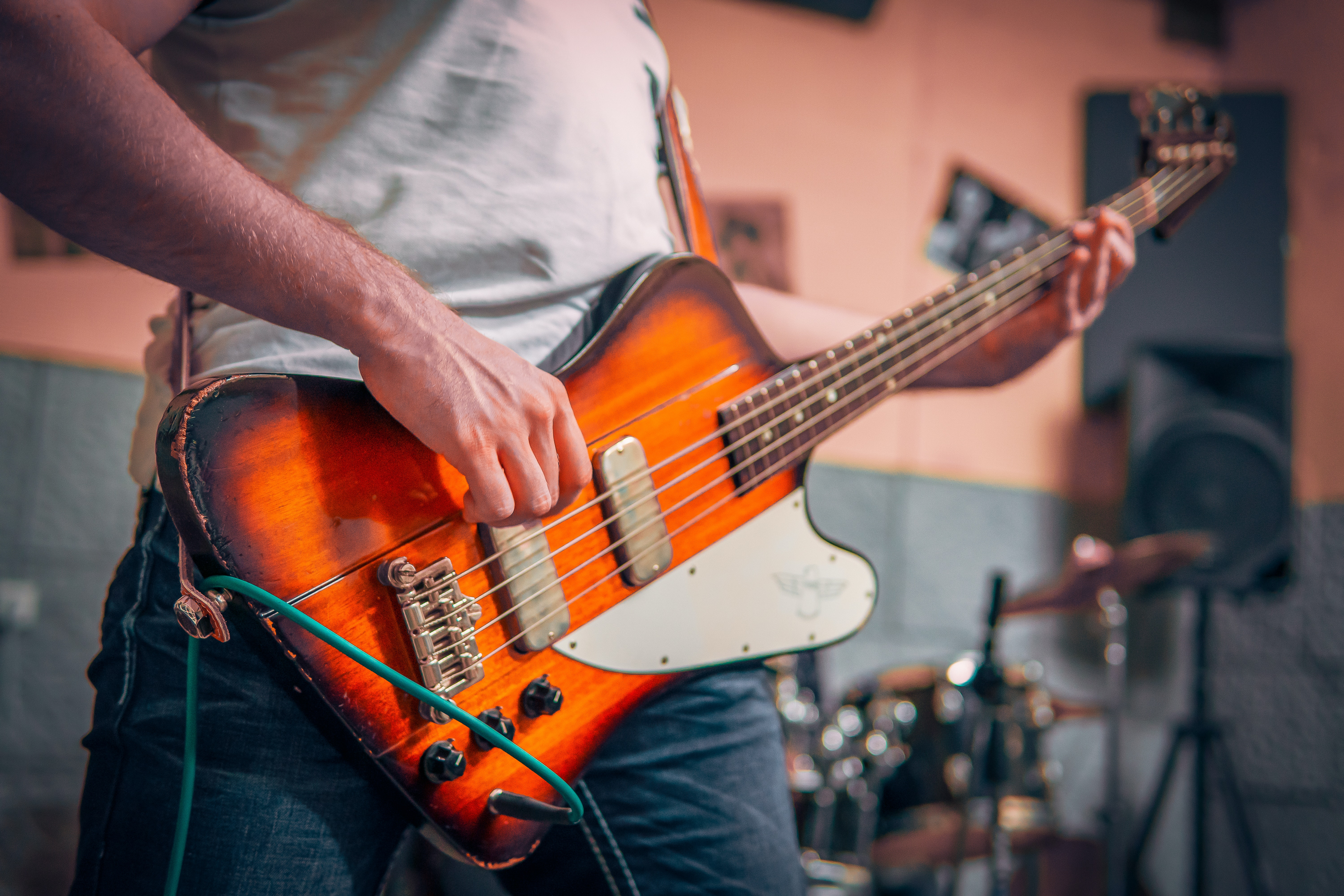 Showcase in Paradise Facebook ad: Beginner Bass Lesson