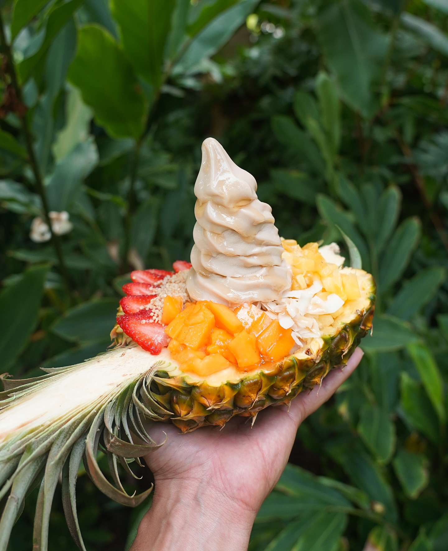 Banán Facebook ad: Find Waikiki's famous Pineapple Yacht made from…