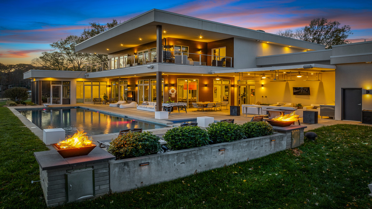 Gainswood Villa Facebook ad: Last minute Lake Norman vacation rental available April…