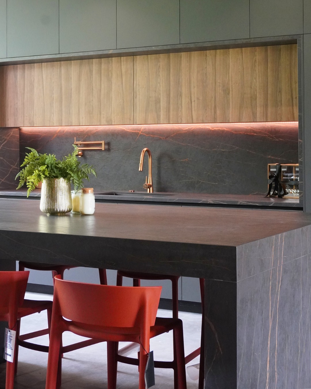 Tekni-K Cocinas. Facebook ad: Enmarcada por la luz del bosque, esta cocina…