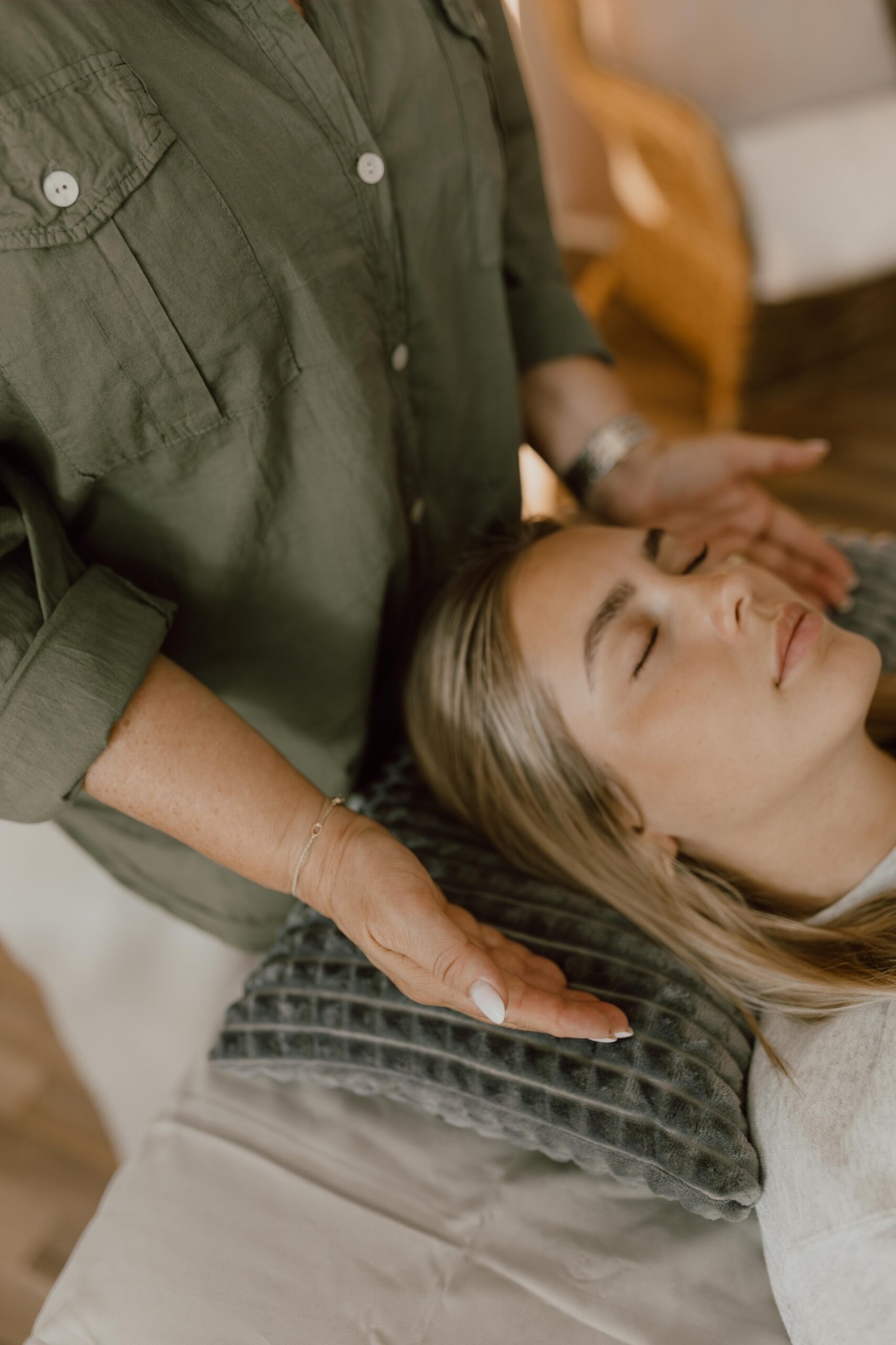 LOLO clairvoyant rådgiver, healer og medie Facebook ad: Prøv Healing - KUN 399 kr