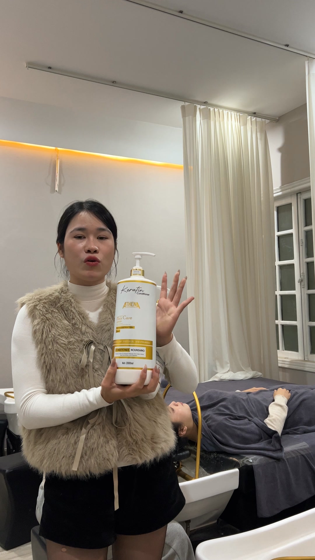 Bà Trùm Dầu Gội Facebook ad: Salon nhà em vẫn về đều hàng cho…