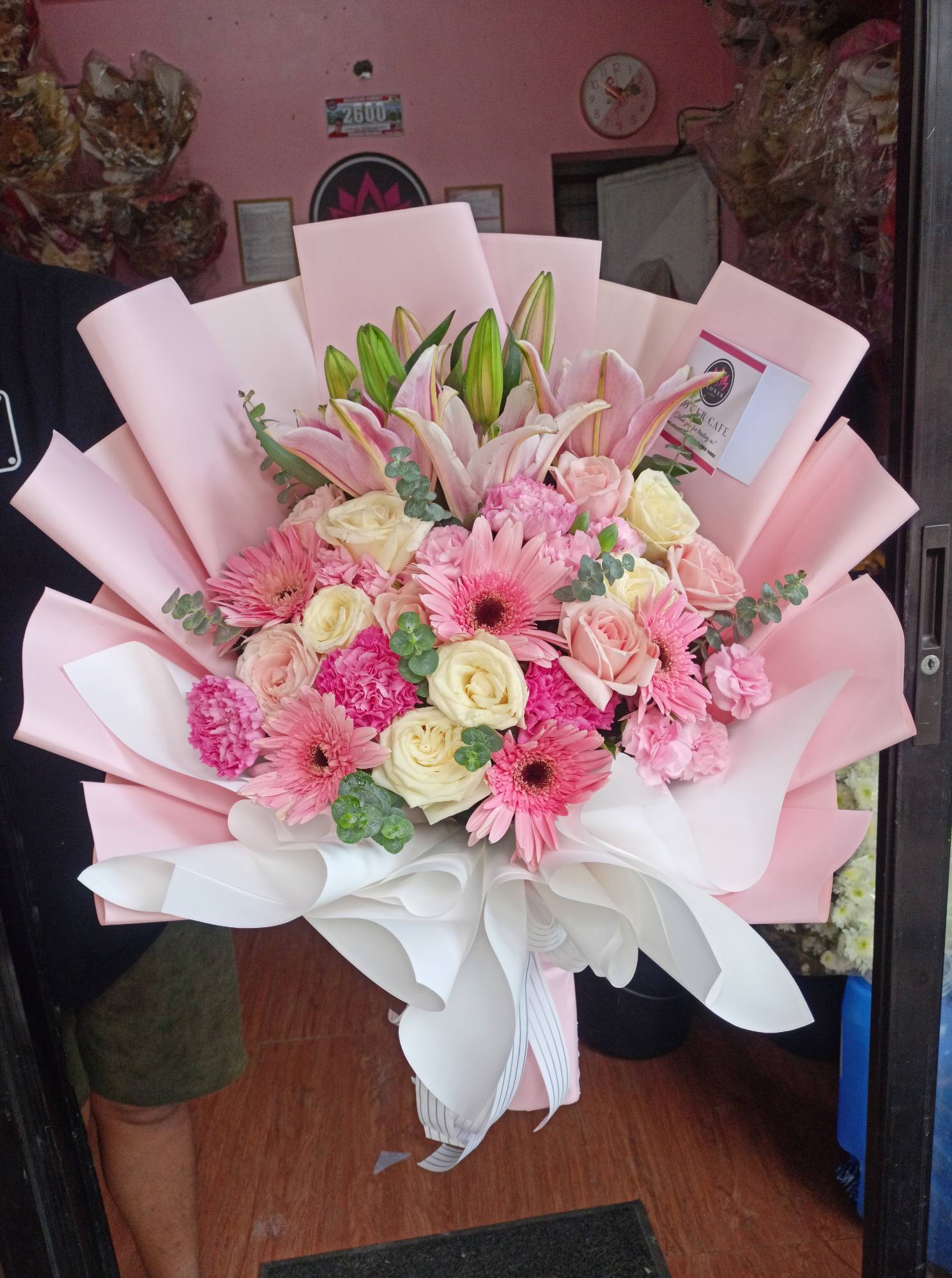 Flower Cafe Facebook ad: Beautiful bouquet at your doorstep.