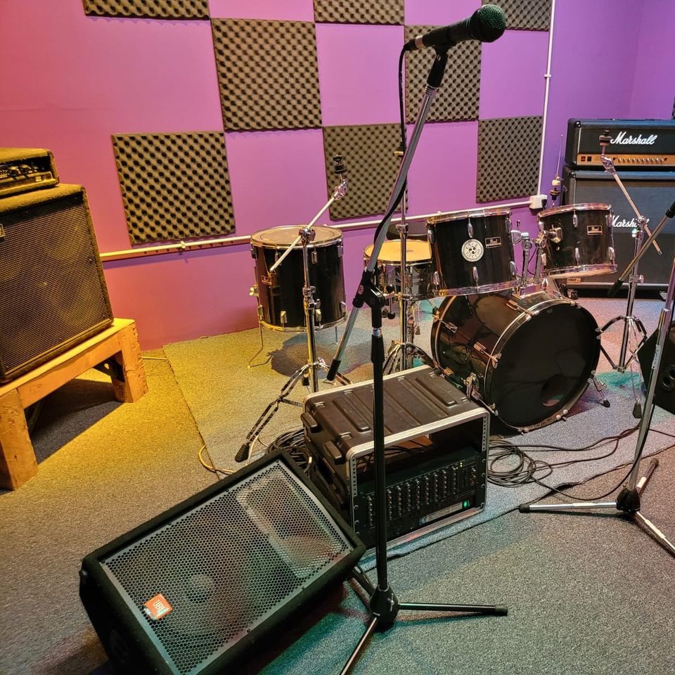 Studio 666 Facebook ad: Salas de ensayo equipadas (horarias) y vacías (mensuales)…