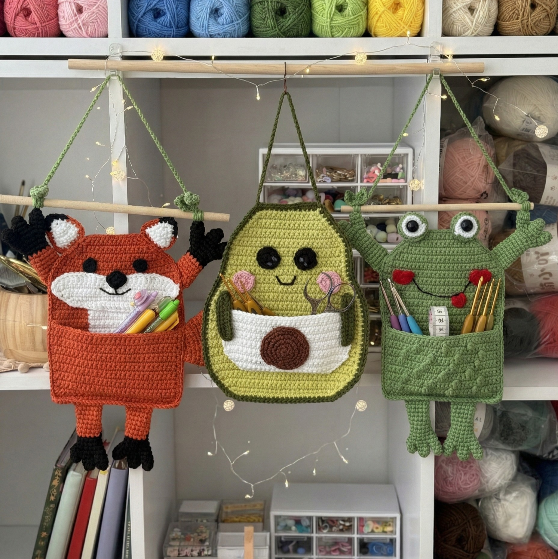 Sophie Crochet Facebook ad: 3-en-1 Organisateurs Suspendus | Déco Murale Grenouille…