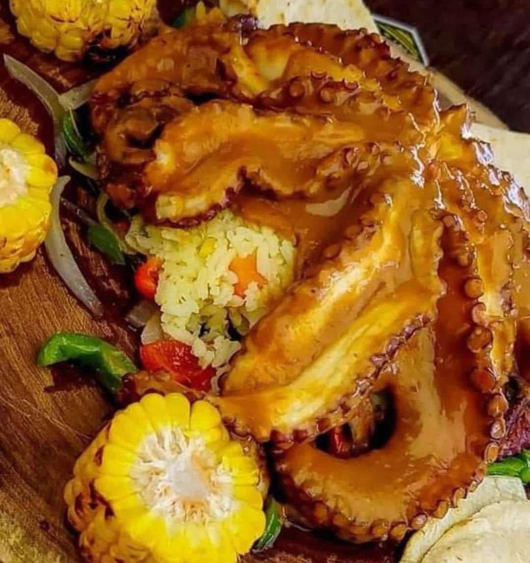 Mariscos El Faro Rest-Bar & Grill Facebook ad: ¿Qué tal un pulpo Sarandeado?