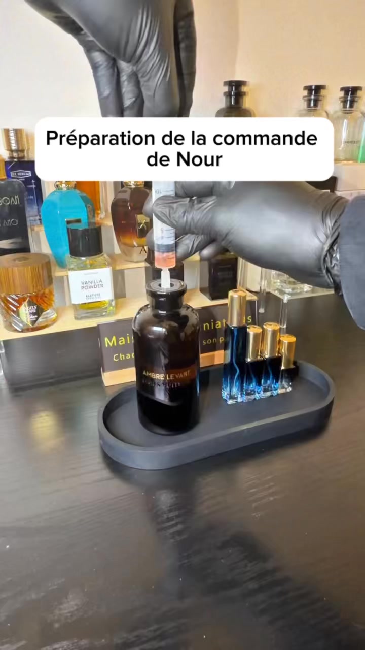 Maison Des Miniatures Facebook ad: Un petit format, un grand plaisir.