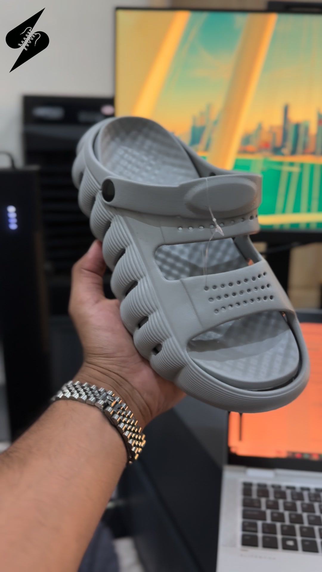 Skylaar Facebook ad: Massage Your Feet with Every Step