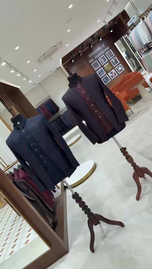 Italian Crest Facebook ad: Two looks. One royal statement.