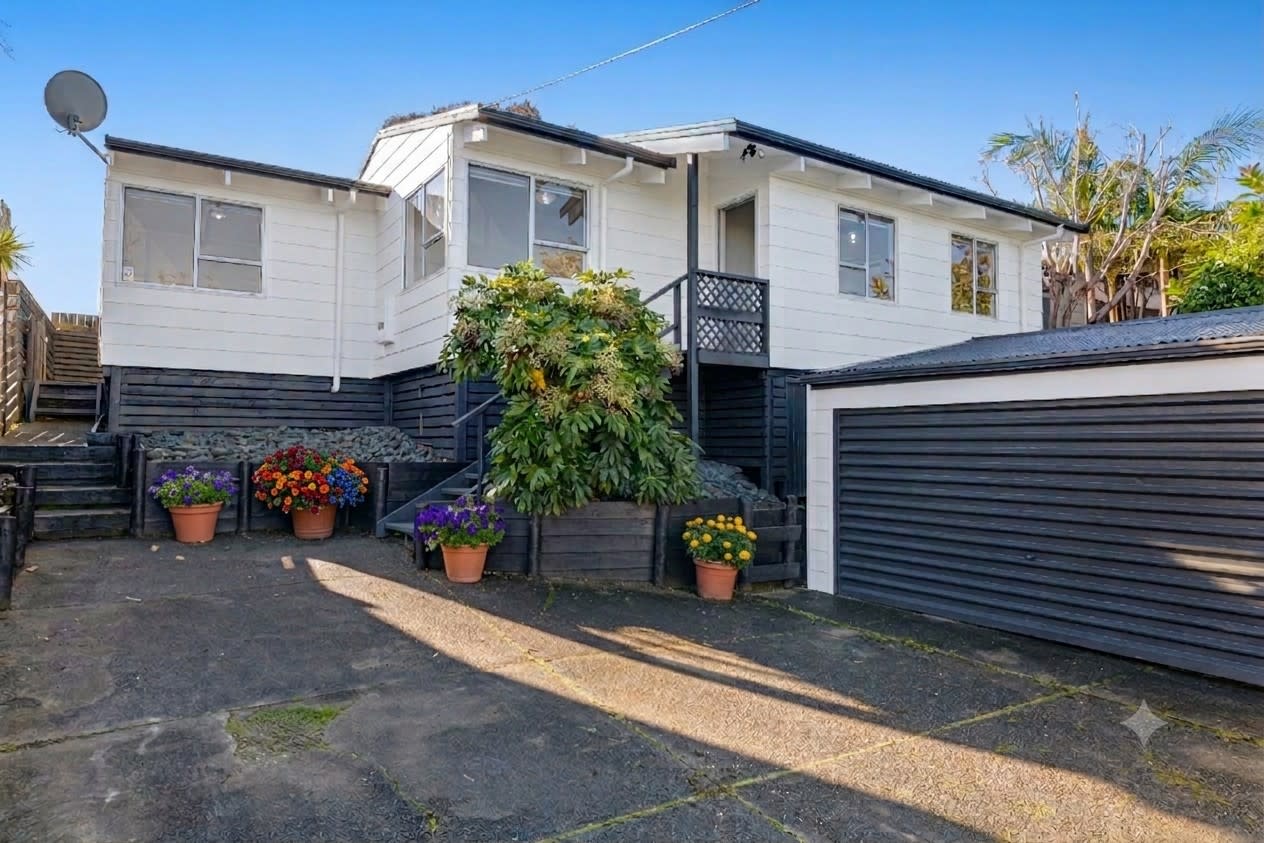 Barfoot & Thompson Whangaparaoa Facebook ad: 14 Penton Road Stanmore Bay