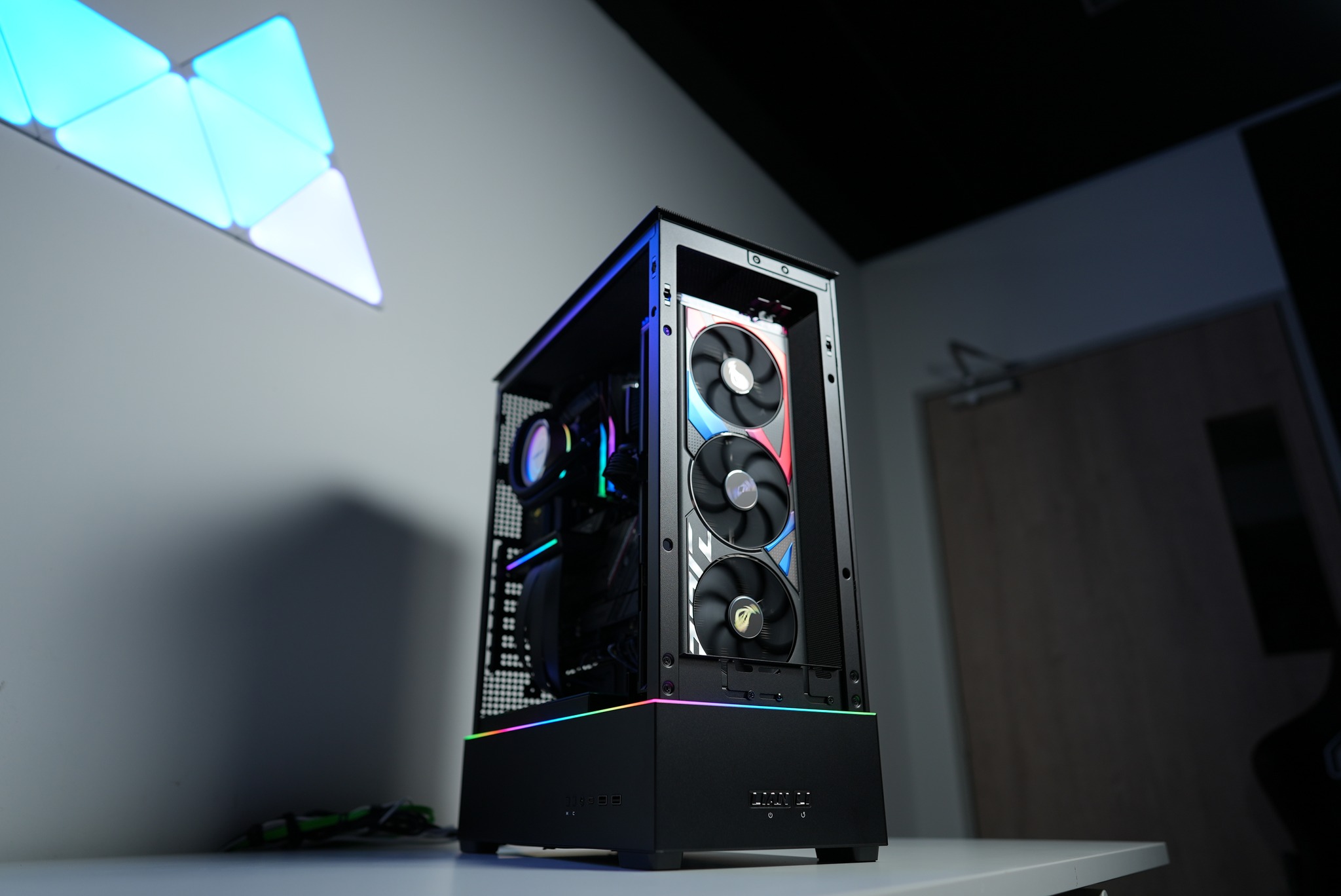 INVADERPC Facebook ad: Presenting SUP-01 by Lian Li HQ, came with…