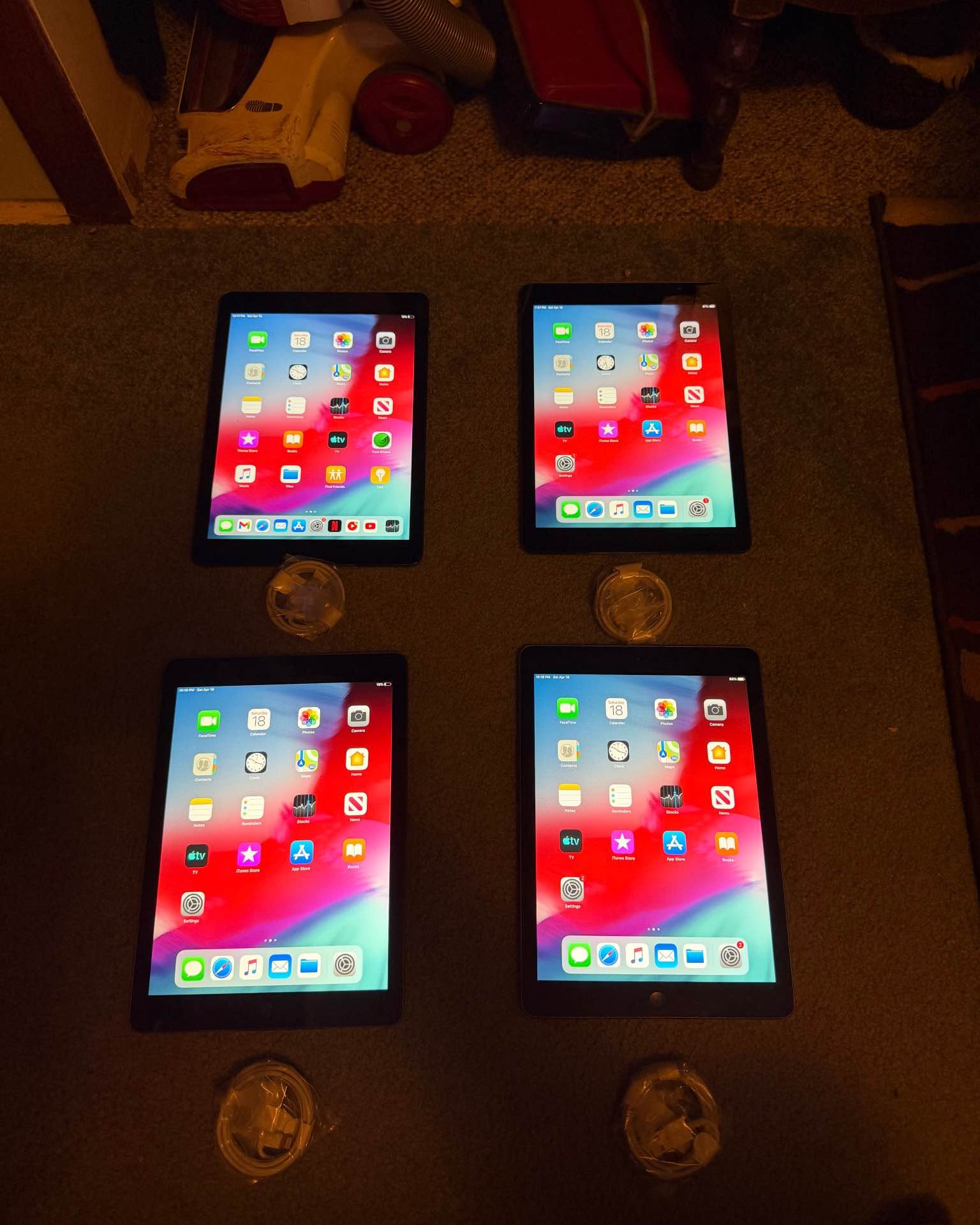 Dylan Bouillon Facebook ad: New apple ipad 32g wifi!