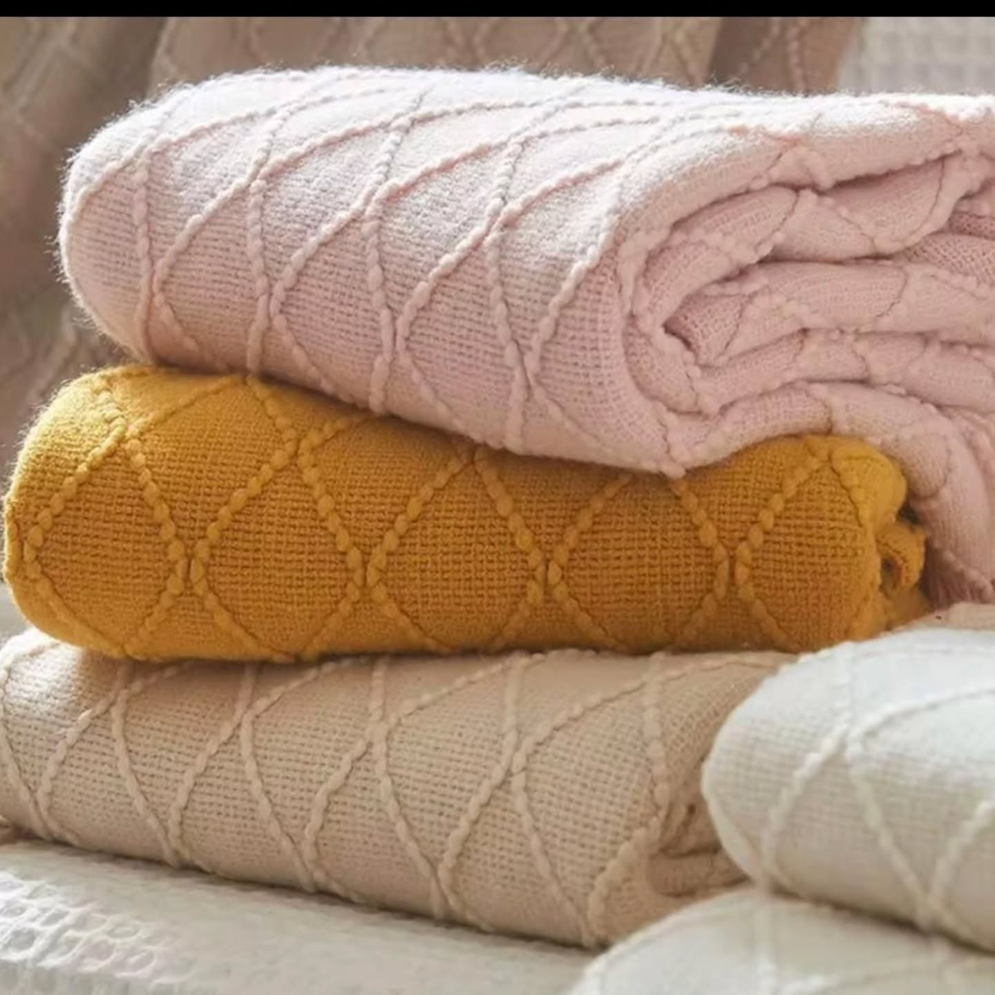 kims pazia Facebook ad: Throw blanket