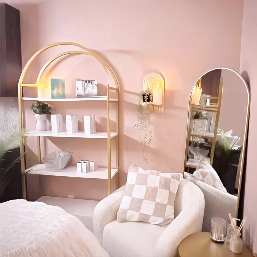 Salons by JC Saint Louis Galleria Facebook ad: Fully-Equipped & Move-in Ready