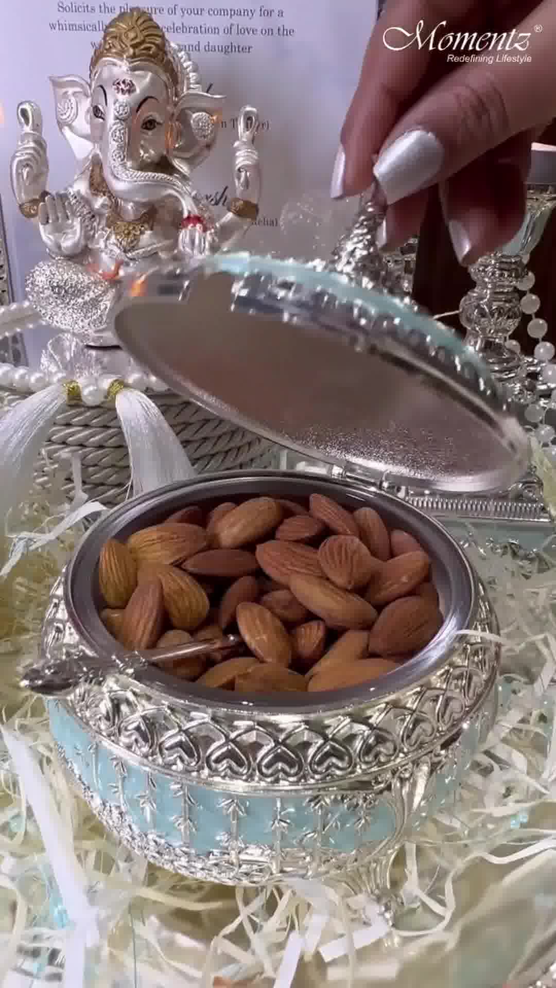 Momentz Redefining Lifestyle Facebook ad: Premium Wedding Return Favors