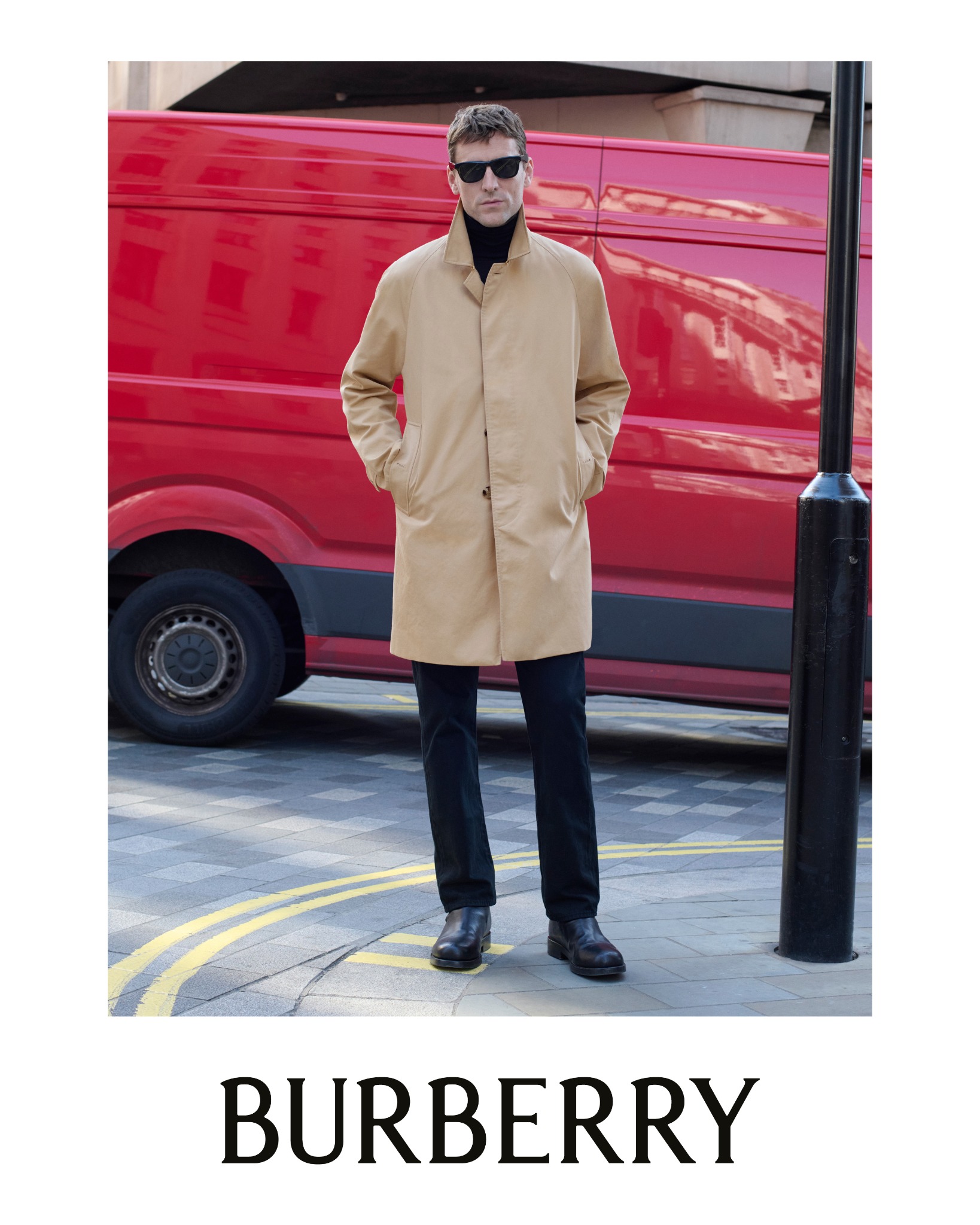 Burberry Facebook ad: 時代を超えるバーバリーのシグネチャーと、個性豊かなスタイルの融合