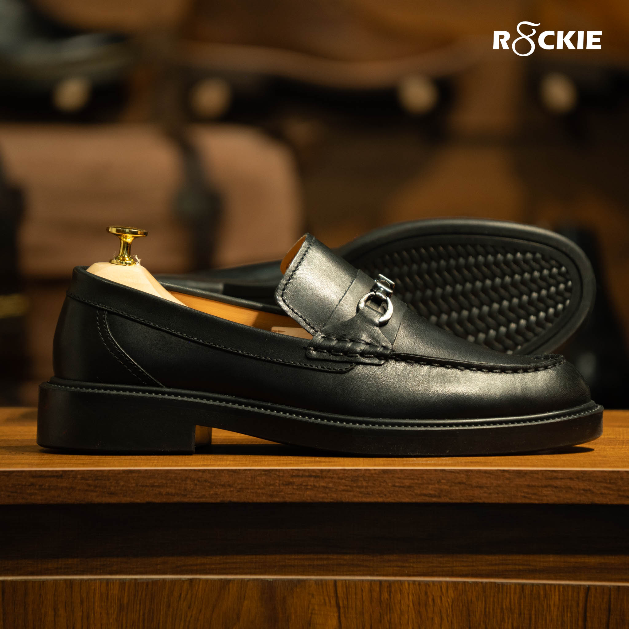 R8ckie - Step on your way Facebook ad: Horsebit loafer là một mẫu giày lười được…