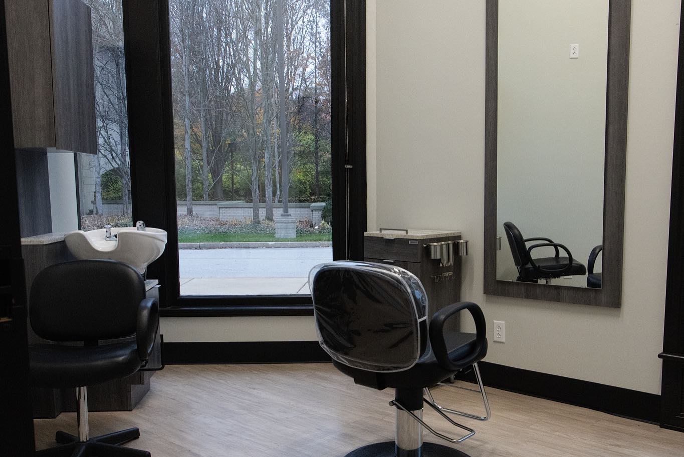 Salons by JC Saint Louis Galleria Facebook ad: Luxury Suites In A Prime Location