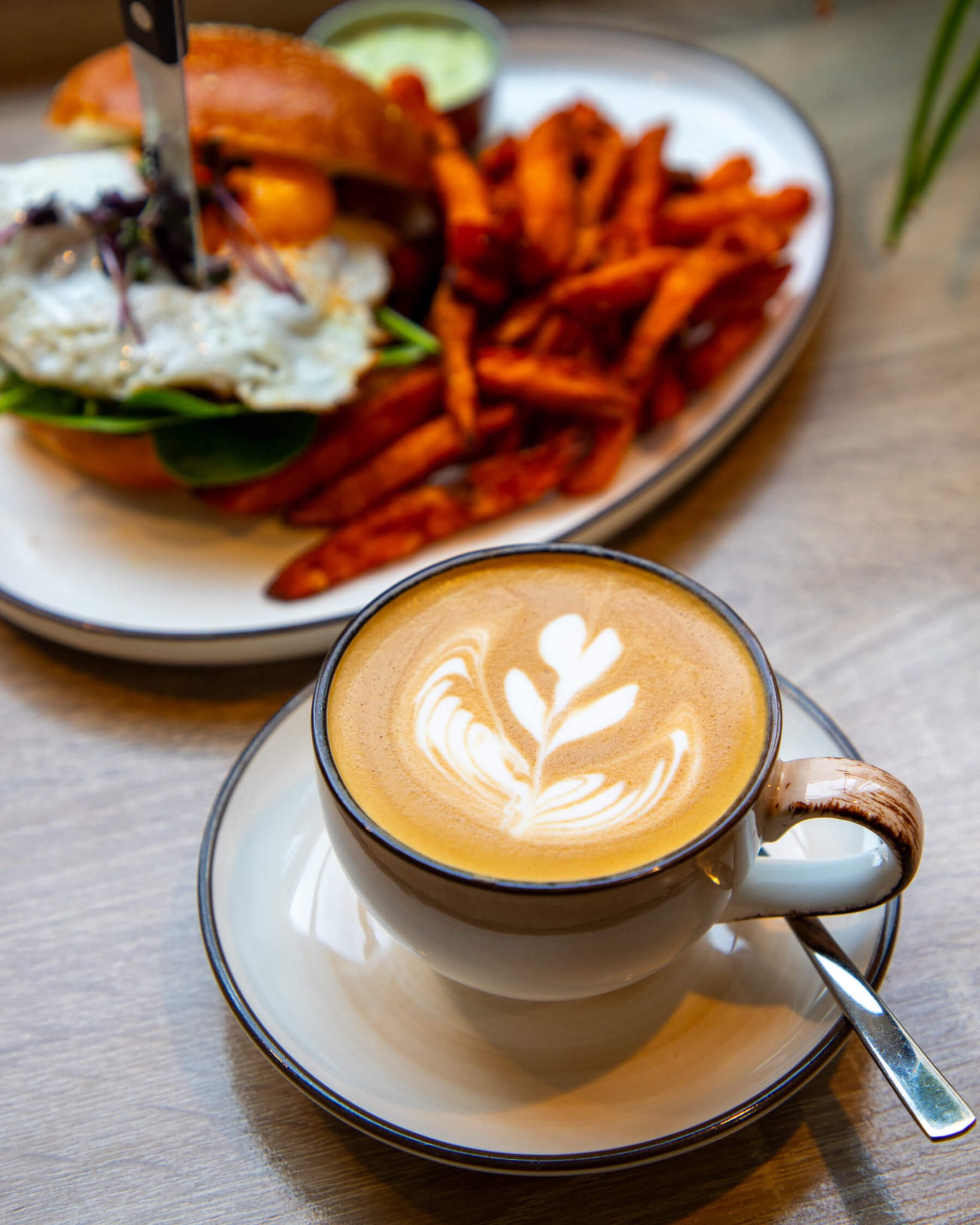 Westpol Facebook ad: Ein cremig-schaumiger Cappuccino, Golden fries, ein Burger…