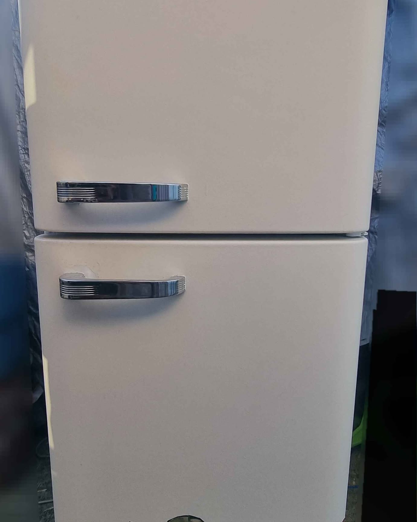 Kodi Wood Facebook ad: Retro Style Fridge Freezer, Delivery Available