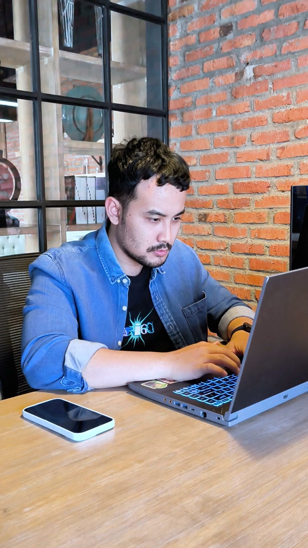 Veritask AI Facebook ad: Menangani banyak klien dan perkara sekaligus?