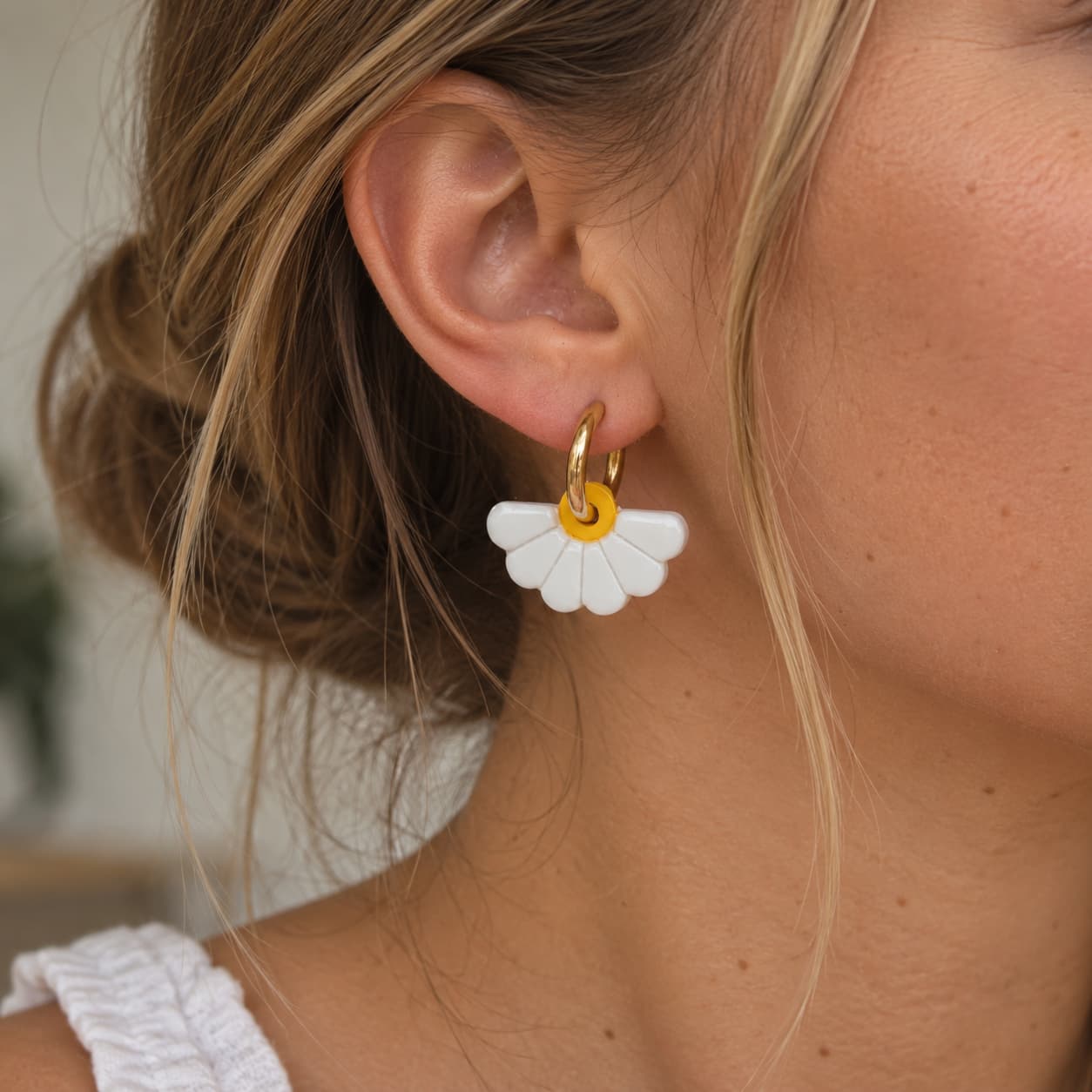 Fleurs en mêlée Facebook ad: Change de boucles d'oreilles en 1 geste avec…