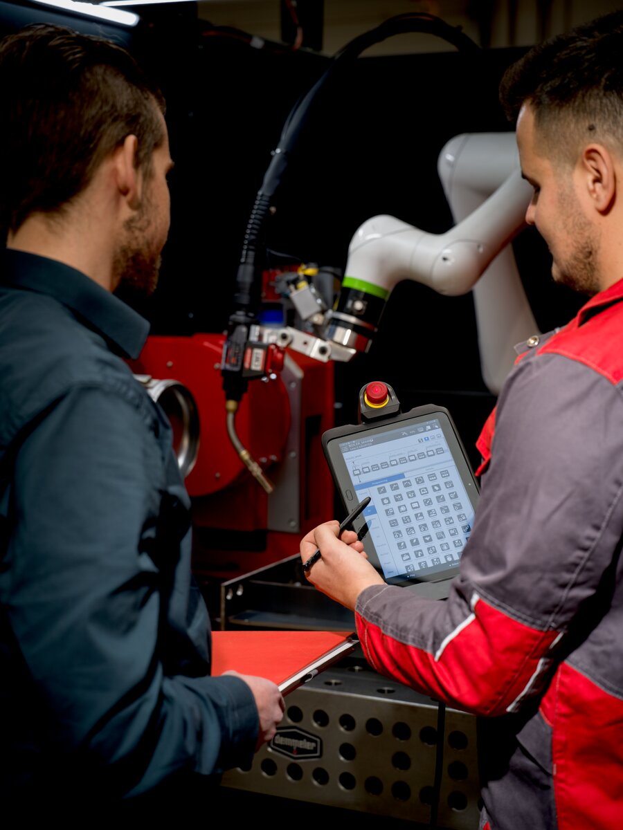 Fronius France Facebook ad: Cobot - Soudage robotisé précis pour petites séries et…