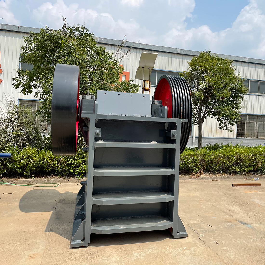 Greatwall Machinery Facebook ad: Robust jaw crushers for heavy-duty crushing.