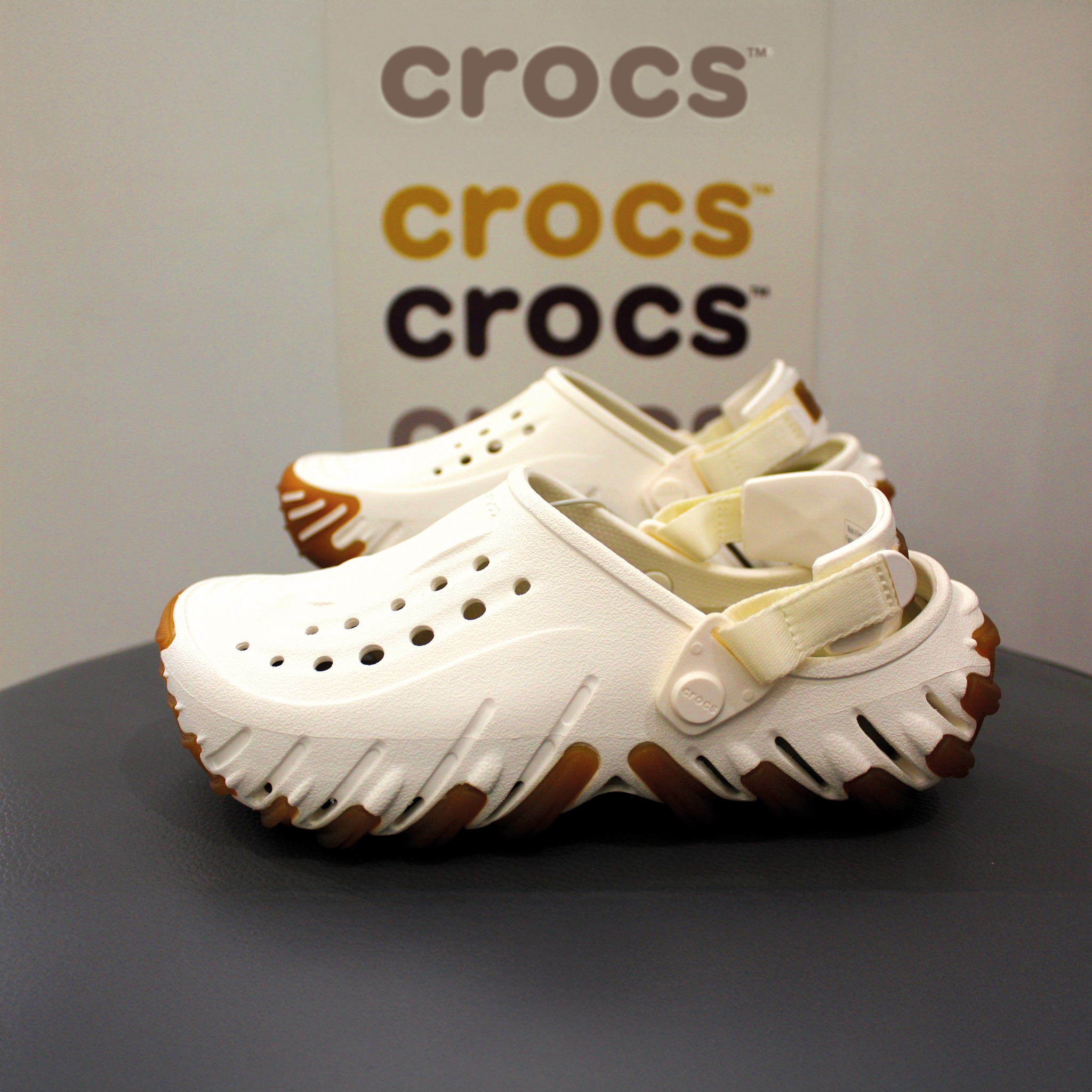Crocs Facebook ad: ¡Luce increíble y siéntete cómodo!