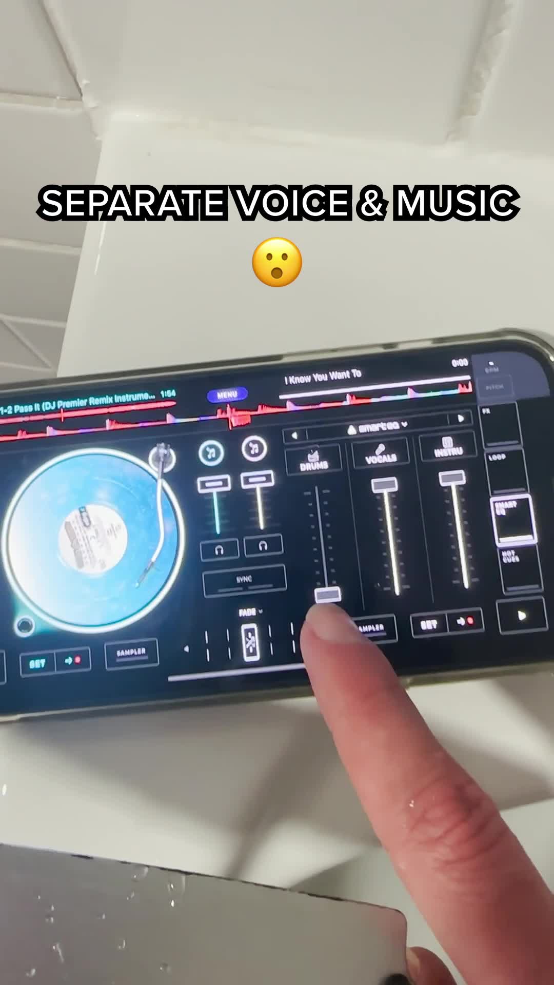 edjing Facebook ad: Start mixing like a pro!