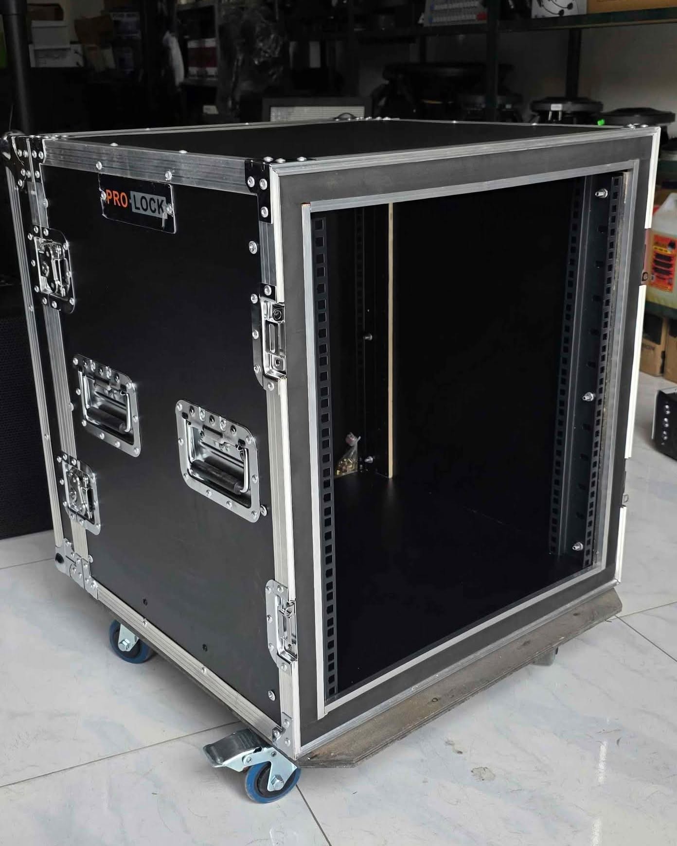 Sergio Zelaya Facebook ad: RACK PARA PODER 12U (12 espacios) PA/DJ Road/Rack Case…