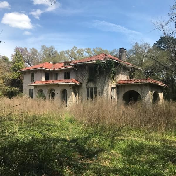 Shop Comfort Facebook ad: Abandoned Houses (Insights)