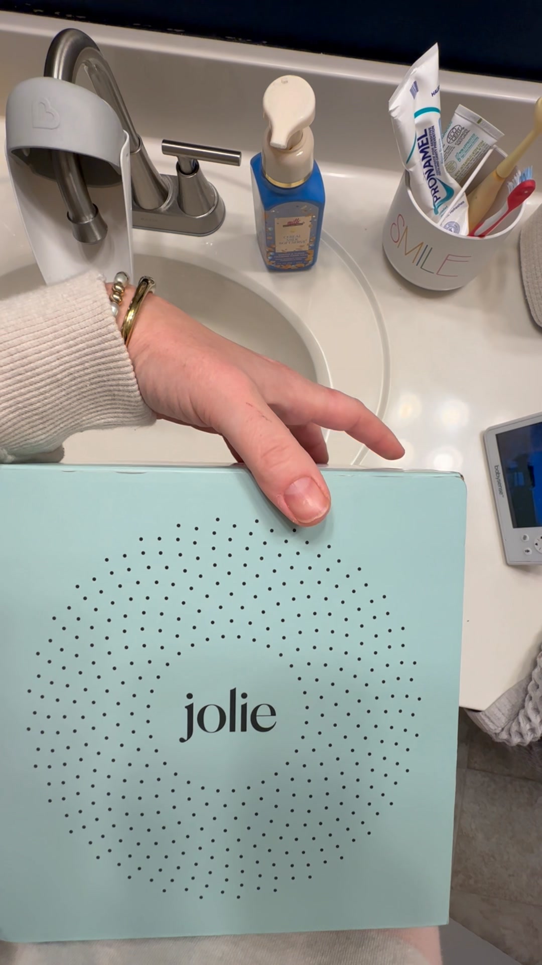 Jolie Facebook ad: Beauty Starts With Clean Water
