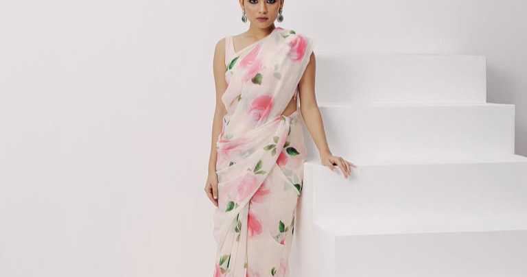 Thesilkstoryofficial Facebook ad: 6 yards of elegance