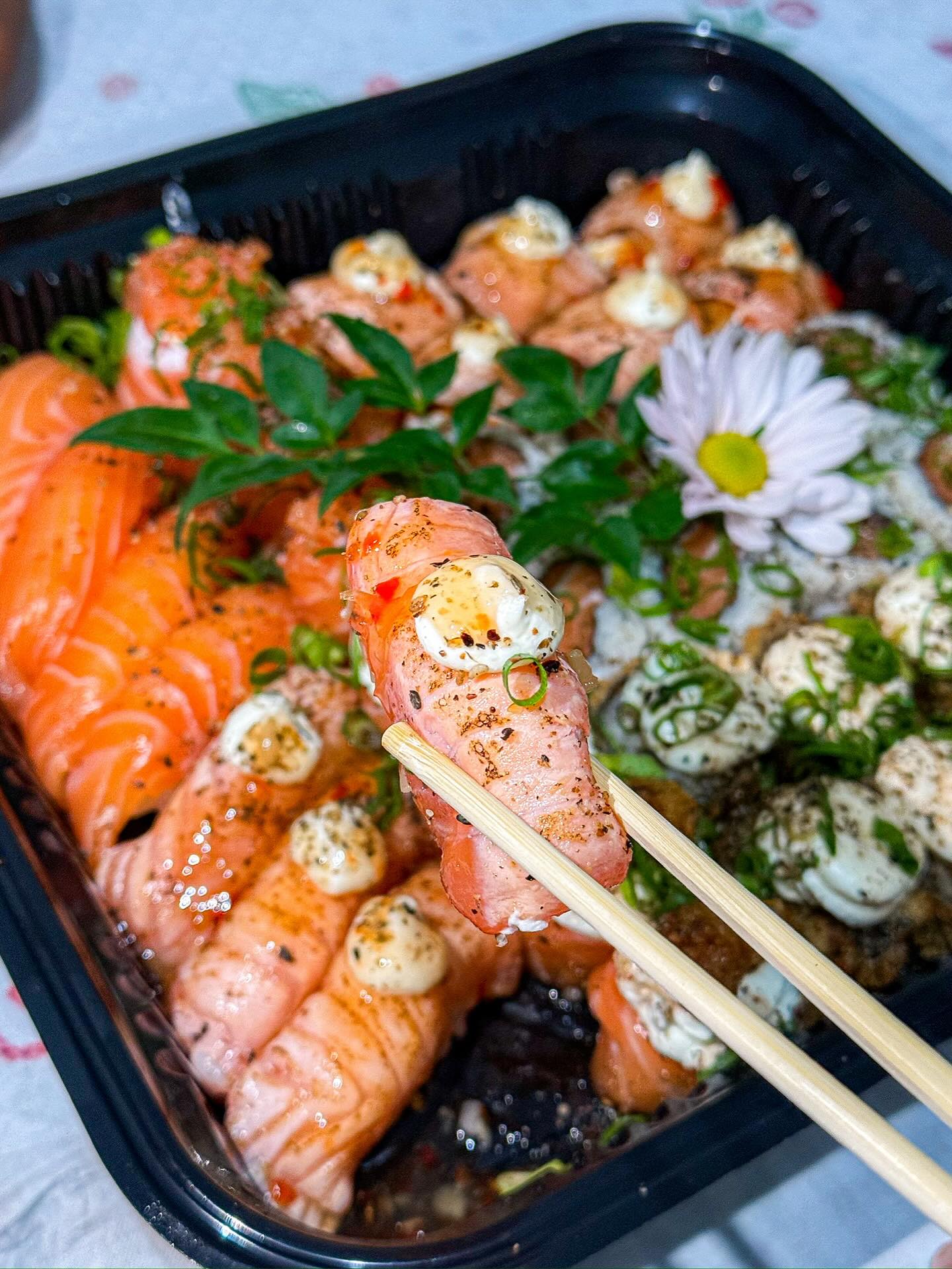 Maya Sushi Delivery Facebook ad: Para a sua noite ser perfeita: vai de…